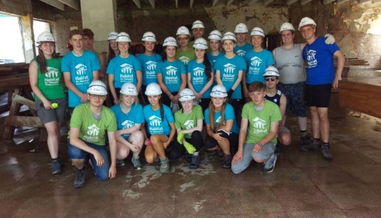 foto - voluntari din opt țări construiesc locuințe sociale la mediaș