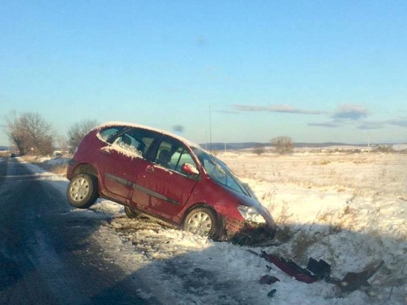 video foto gheață și polei pe dn14 și dj106c sibiu – cisnădie. accident pe drumul hoților și zăpadă mare la bâlea