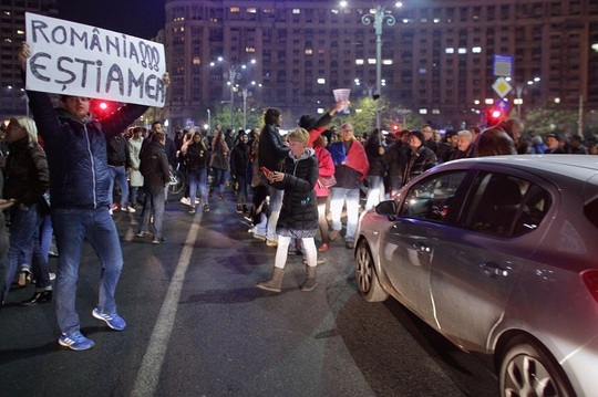 FOTO - Peste 15.000 de persoane participă la protestul din Bucureşti 2 foto - peste 15.000 de persoane participă la protestul din bucureşti