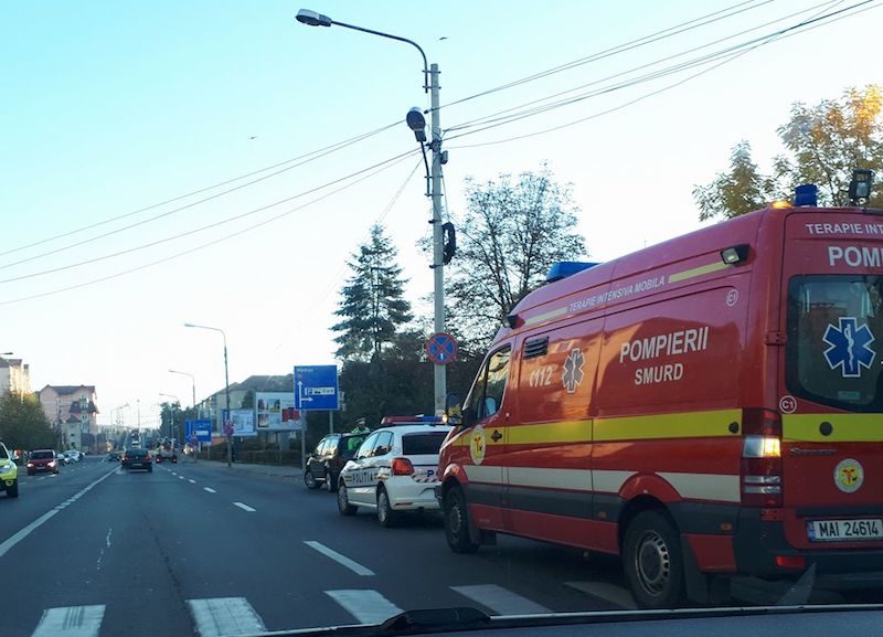 trafic îngreunat lângă sala transilvania. o femeie lovită pe trecerea de pietoni