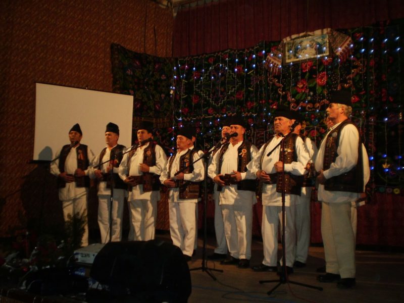spectacol de colinde organizat de asociația culturală „cununa blăjelului”