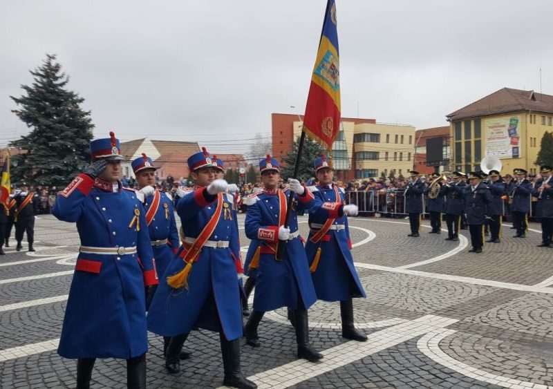 foto - paradă militară, muzică și dansuri populare de 1 decembrie, la mediaș
