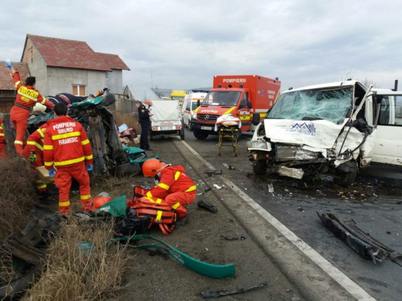 update video foto – accident grav pe dn7, boita – valea oltului. două microbuze implicate și trei răniți