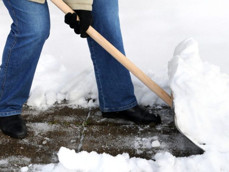 atenție - curățați zăpada și gheața din fața locuințelor, astfel riscați să fiți amendați