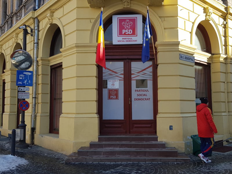 video - psd sibiu acuza protestatarii de la "vă vedem din sibiu" că au vandalizat sediul partidului