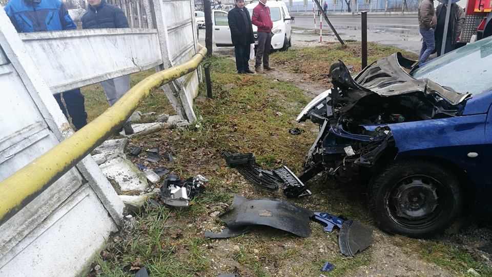 FOTO - A intrat cu maşina într-o ţeavă de gaz pe strada Henri Coandă din Sibiu 2 foto - a intrat cu maşina într-o ţeavă de gaz pe strada henri coandă din sibiu