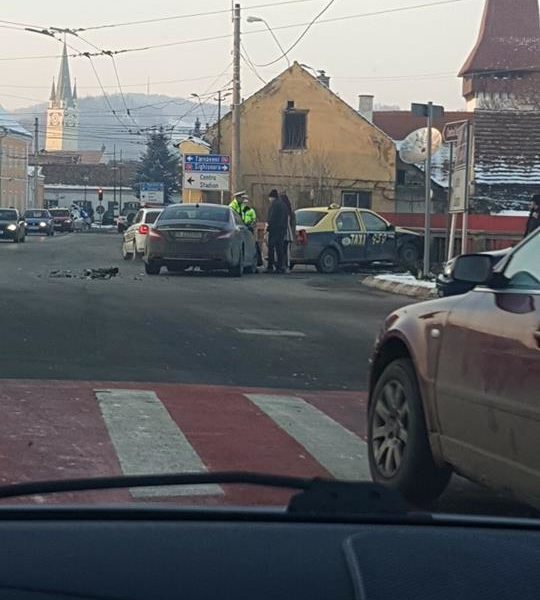 foto - accident la podul cfr. două autoturisme implicate