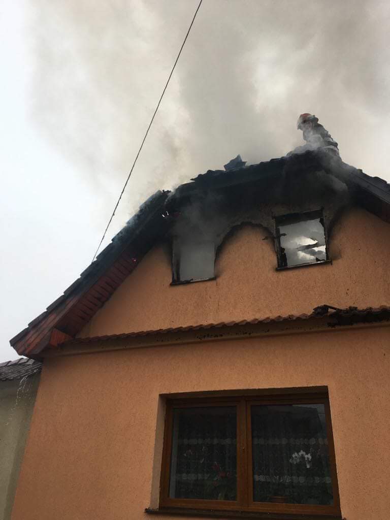 update foto - incendiu la acoperișului unei case din ațel