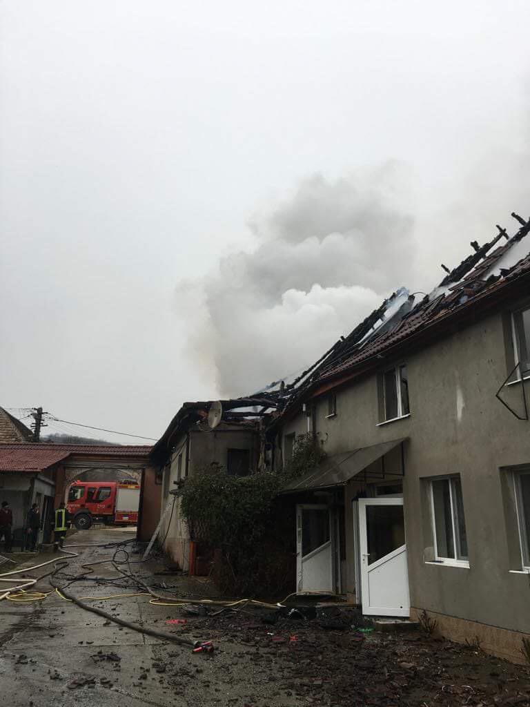 update foto - incendiu la acoperișului unei case din ațel