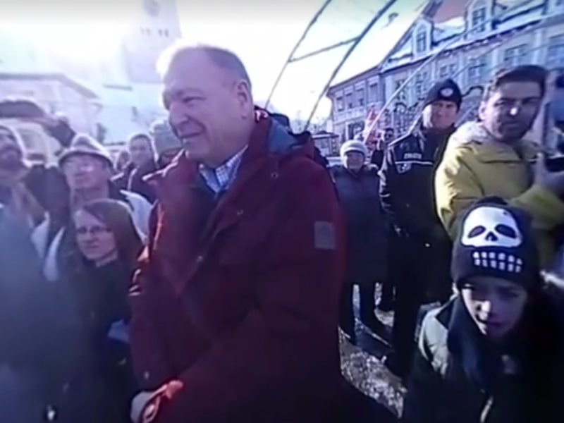 video - primarul cisnădiei a ieșit la protestatari. i-a luat la mișto și aceștia l-au taxat