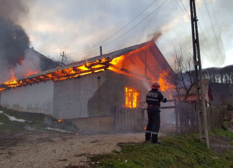 femeie moartă într-un incendiu la o casă