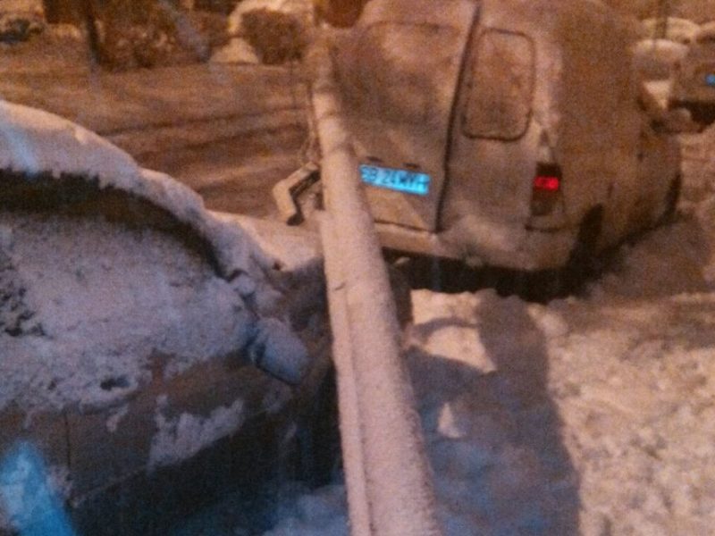 foto – mașină avariată de un stâlp căzut în terezian