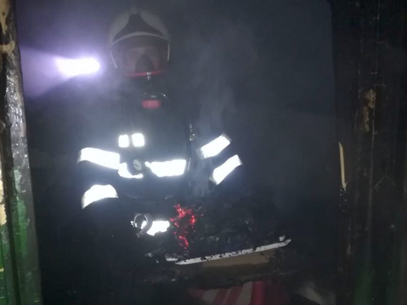 foto incendiu într-un bloc. șaptesprezece persoane evacuate