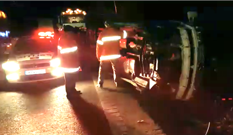 video foto - accident pe valea oltului. microbuz răsturnat cu 11 oameni la bord