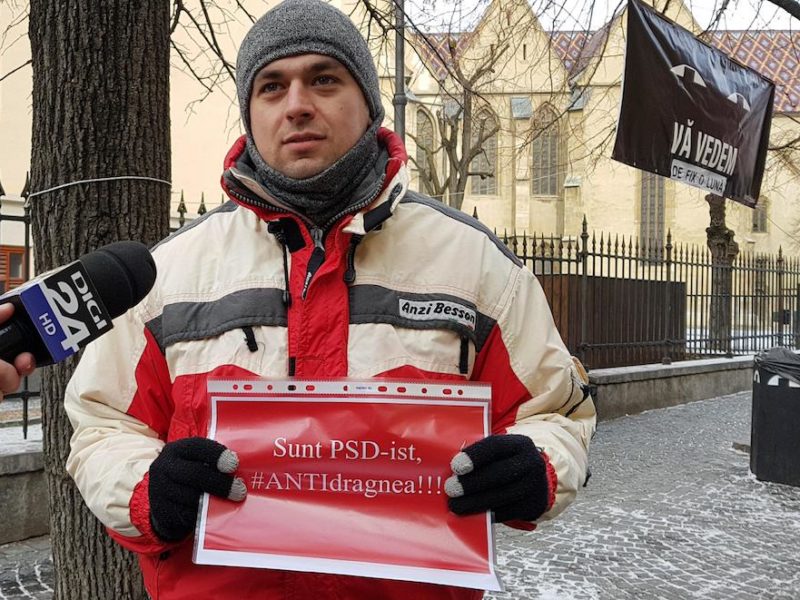 video foto un membru psd s-a alăturat protestelor din sibiu: ''sunt anti dragnea!''