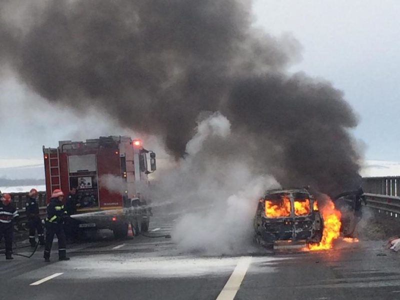 update video foto mașină în flăcări făcută scurm pe a1 între orăștie și sibiu