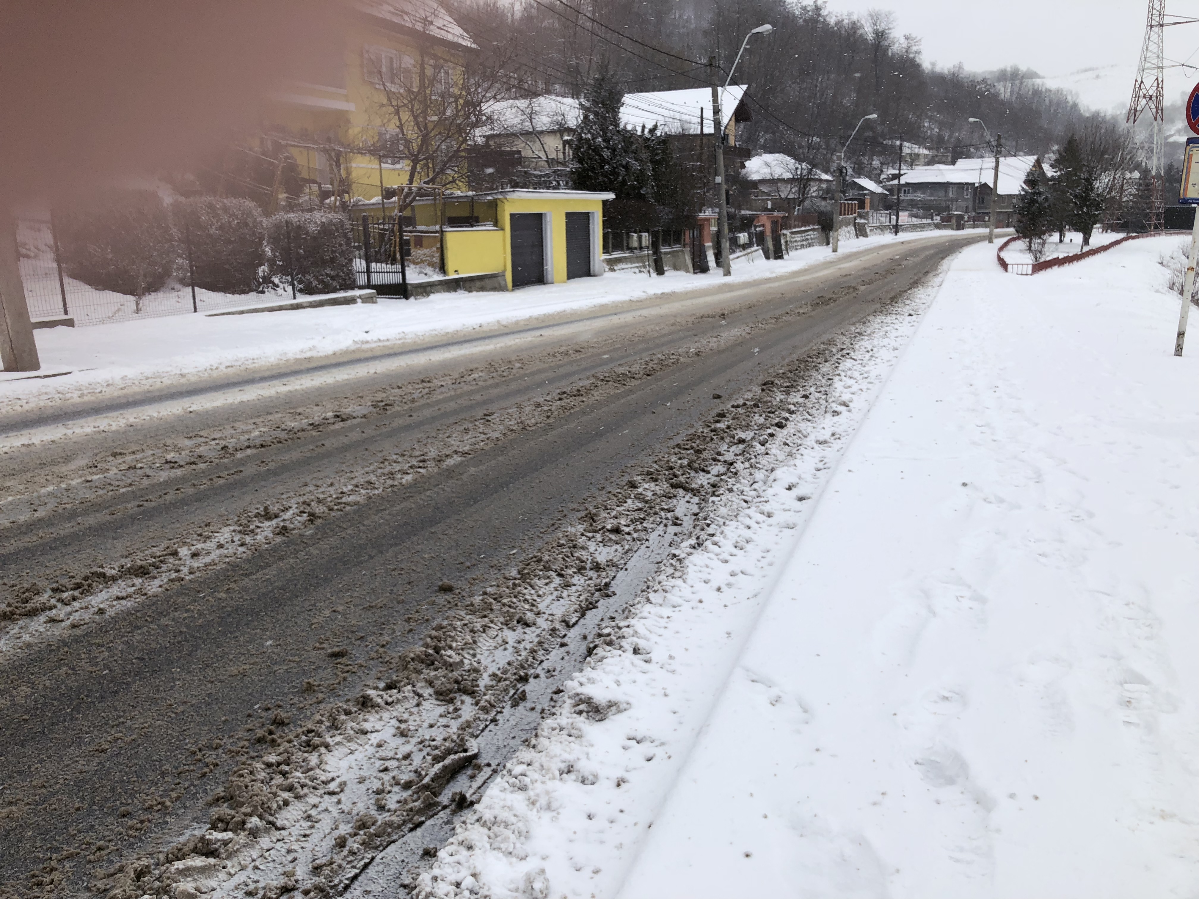 FOTO - Se circulă în condiţii de iarnă la Mediaş. Străzile principale sunt înzăpezite 3 foto - se circulă în condiţii de iarnă la mediaş. străzile principale sunt înzăpezite