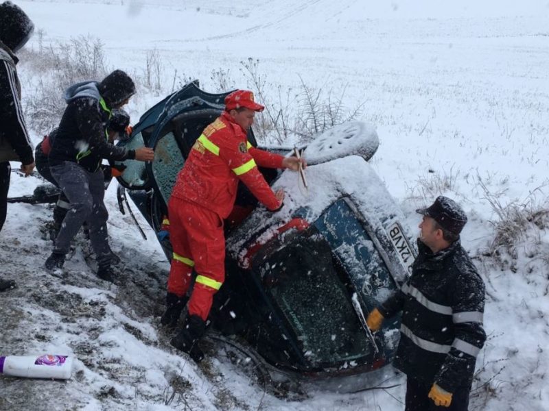 foto mașină răsturnată pe dn14. o persoană rănită