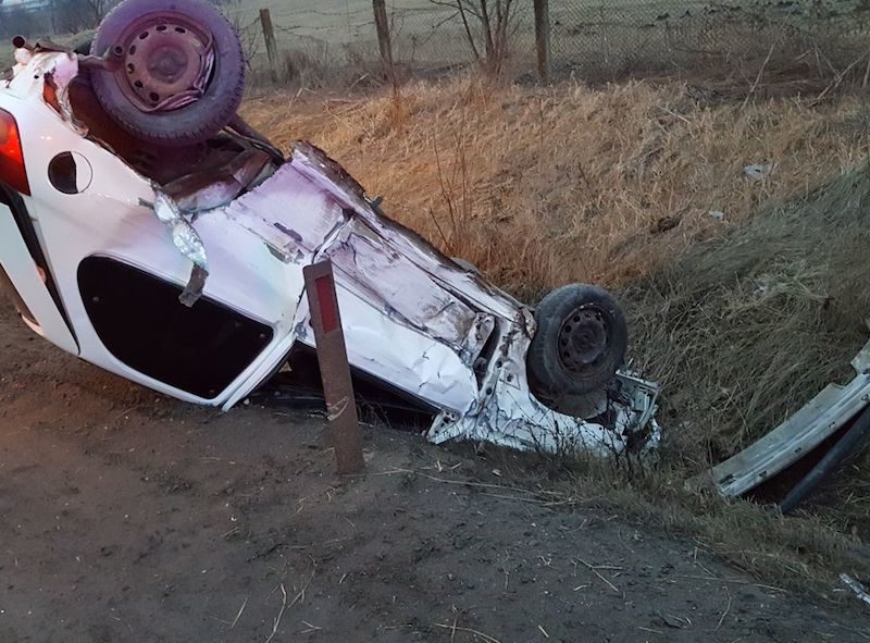 foto – accident la ieșirea din sibiu spre mediaș. o mașină răsturnată