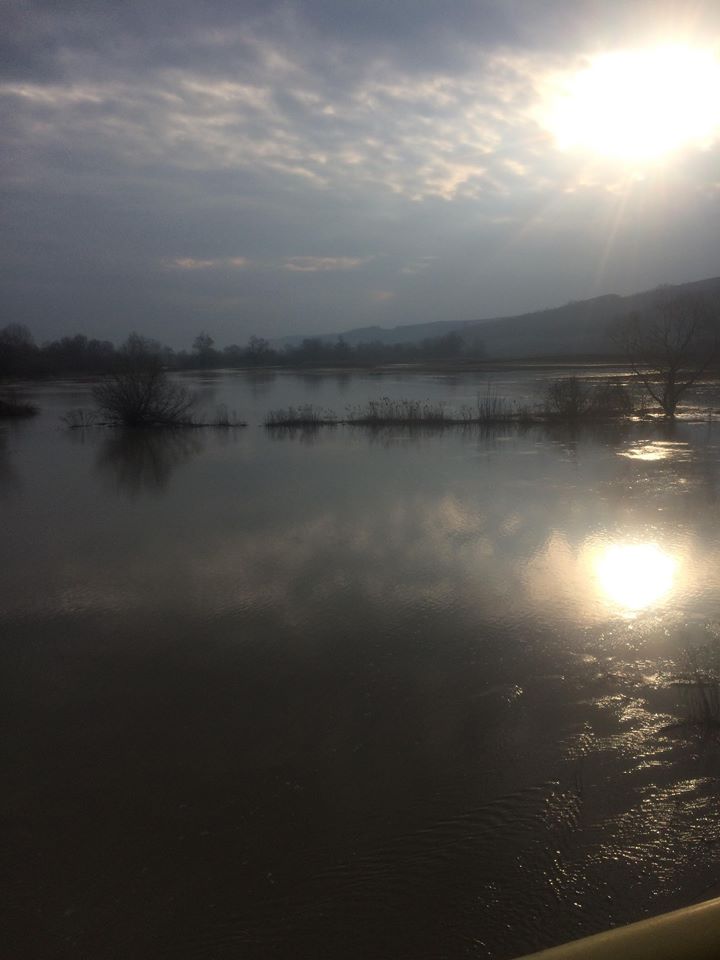VIDEO FOTO - Drumul dintre Alma și Dumbrăveni acoperit și mai mult de ape, rămâne închis 2 video foto - drumul dintre alma și dumbrăveni acoperit și mai mult de ape, rămâne închis