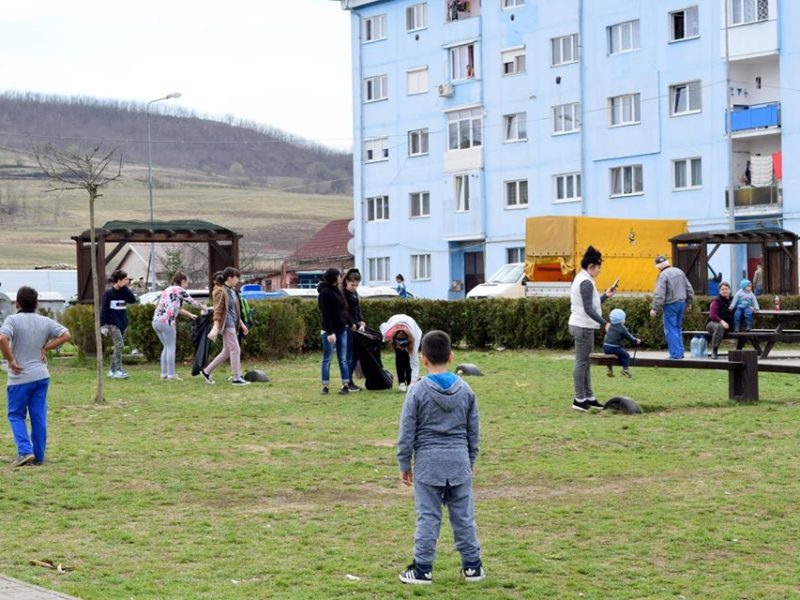 foto - peste 300 de elevi din copșa mică au ajutat la curățenia de primăvară din oraş
