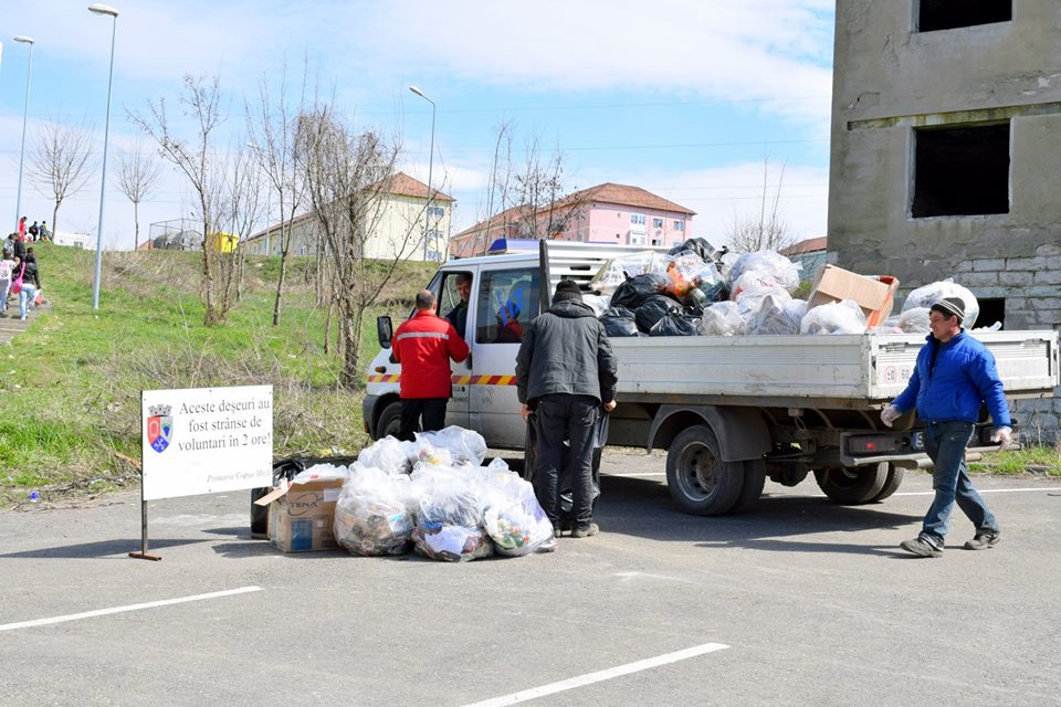 FOTO - Peste 300 de elevi din Copșa Mică au ajutat la curățenia de primăvară din oraş 2 foto - peste 300 de elevi din copșa mică au ajutat la curățenia de primăvară din oraş