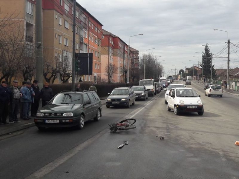 update video foto – biciclist lovit în plin de o mașină după ce a trecut pe roșu pe șoseaua sibiului