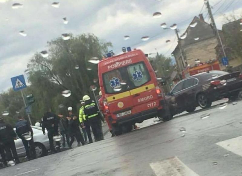 femeie rănită după ce a încercat să salveze o altă persoană acroșată de o mașină