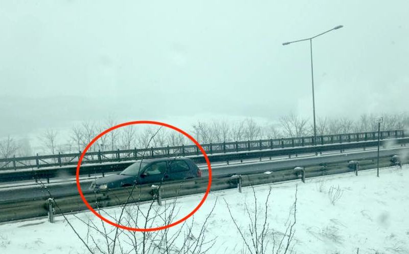 foto – cu mașina pe contrasens pe autostradă la sibiu. inconștiență fără limite!