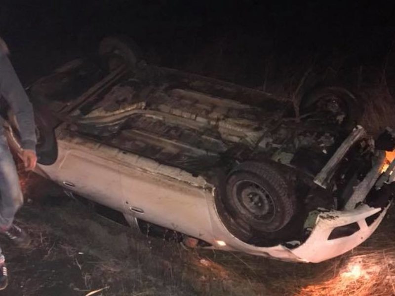 foto – mașină răsturnată la șura mare. a fost furată de un angajat dintr-o spălătorie