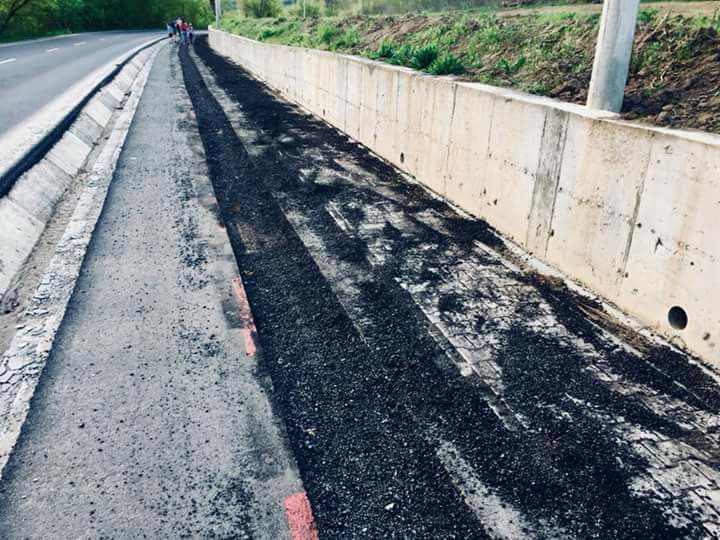 FOTO - Pista de biciclete de pe strada Valea Moșnei spartă. Care este motivul 2 foto - pista de biciclete de pe strada valea moșnei spartă. care este motivul