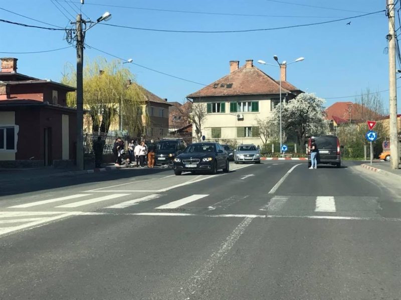 foto - biciclist sibian lovit de un autoturism