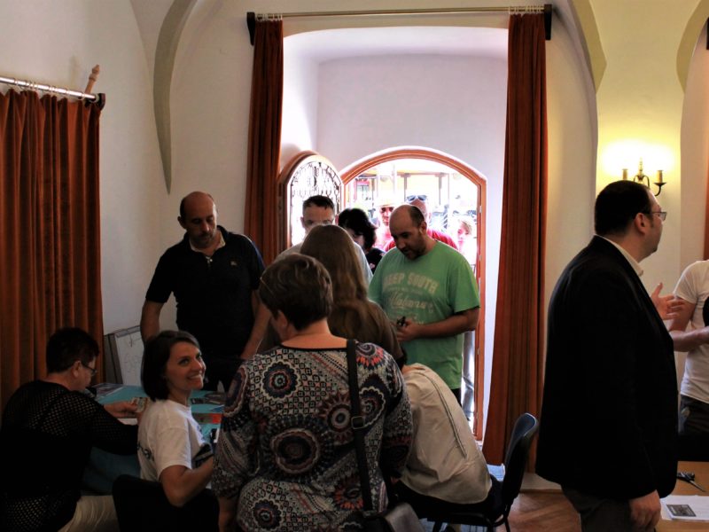 foto - peste 200 de medieșenii au semnat pentru inițiativa cetățenească „fără penali în funcții publice" de la mediaș