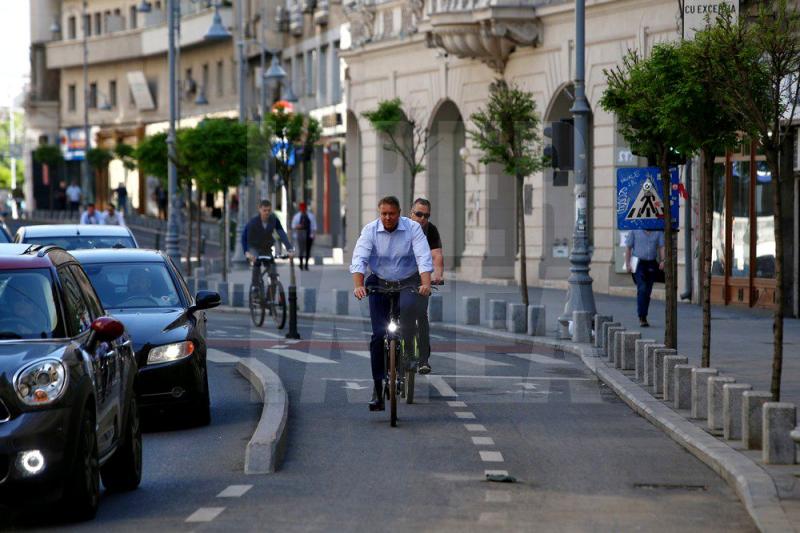 FOTO - Președitele Klaus Iohannis a mers cu bicicleta la serviciu 2 foto - președitele klaus iohannis a mers cu bicicleta la serviciu