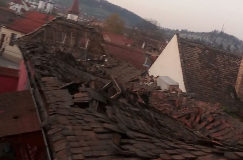 video foto acoperiș prăbușit la o casă din centrul mediașului