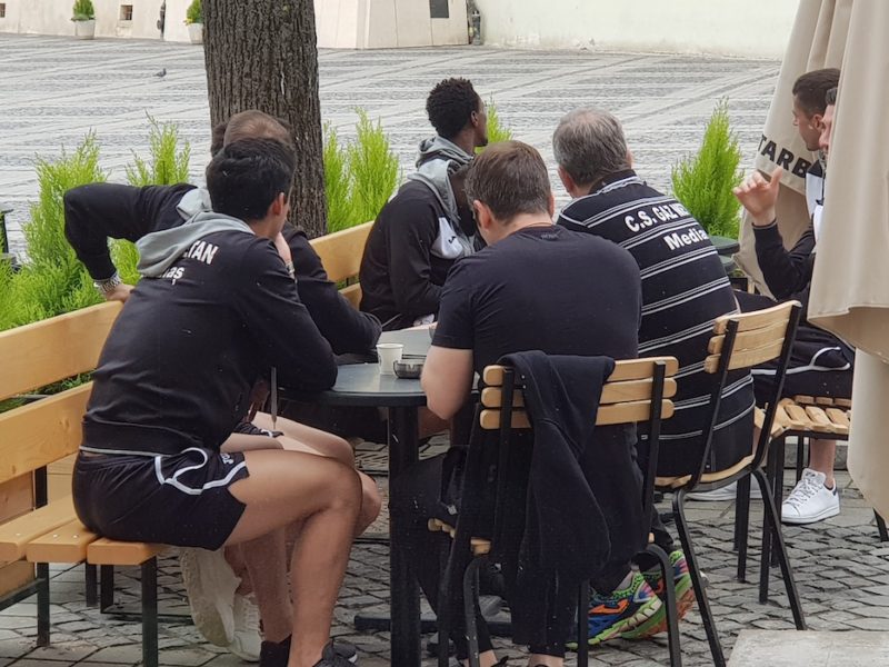foto – medieșenii s-au relaxat în centru înainte de meciul cu fc hermannstadt
