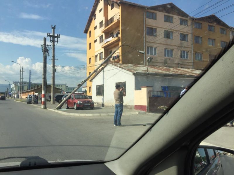 foto video - autoturism avariat de către un utilaj de ridicat mașini