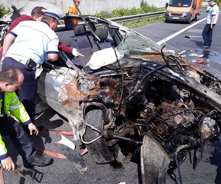 mașină distrusă pe autostrada sibiu - sebeș