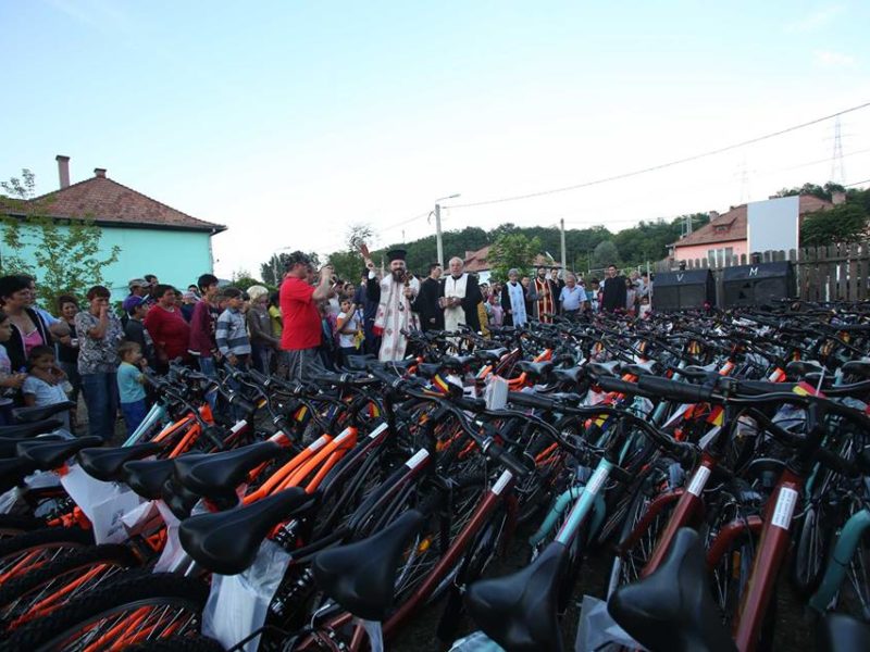 biciclete cadou pentru copiii din copșa mică - micuții s-au bucurat