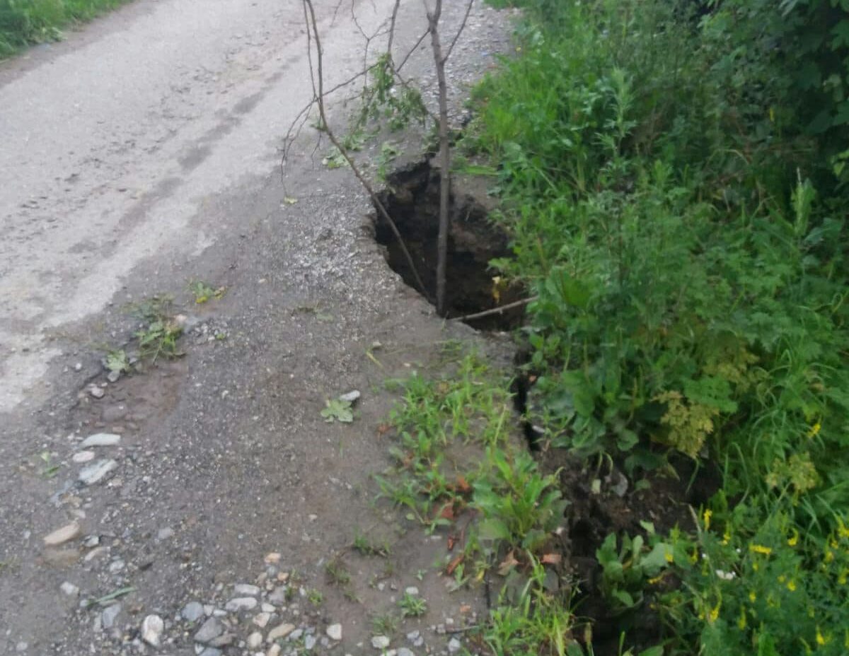 FOTO - Drum surpat între Zlagna şi Pelisor. Trafic restricţionat 2 foto - drum surpat între zlagna şi pelisor. trafic restricţionat