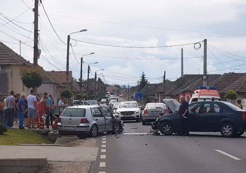 accident rutier pe dn14 - două persoane rănite