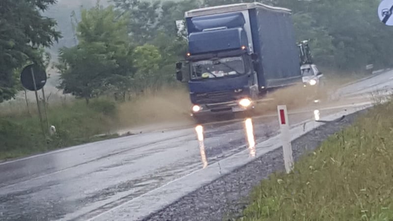 foto video - inundații pe drumul national 14, la intrare în tirnava