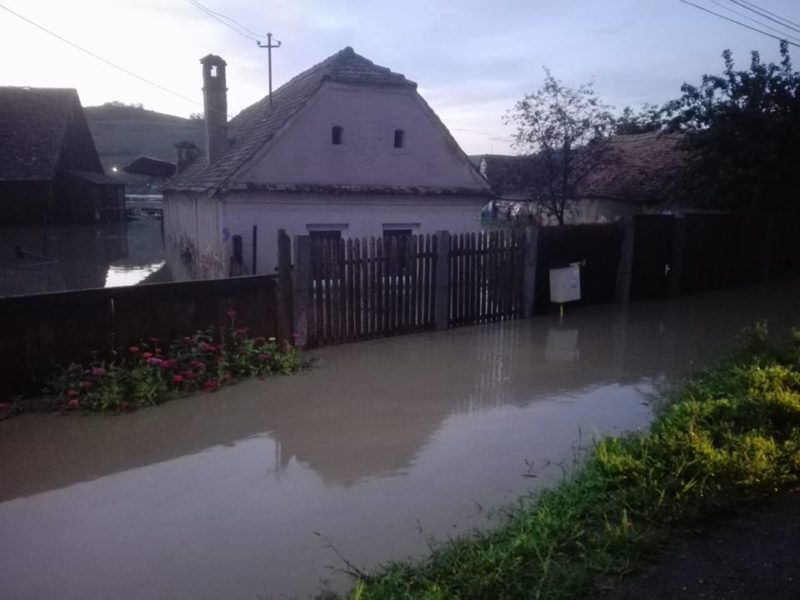 foto - prăpăd la boian - zeci de locuințe evacuate din cauza inundațiilor