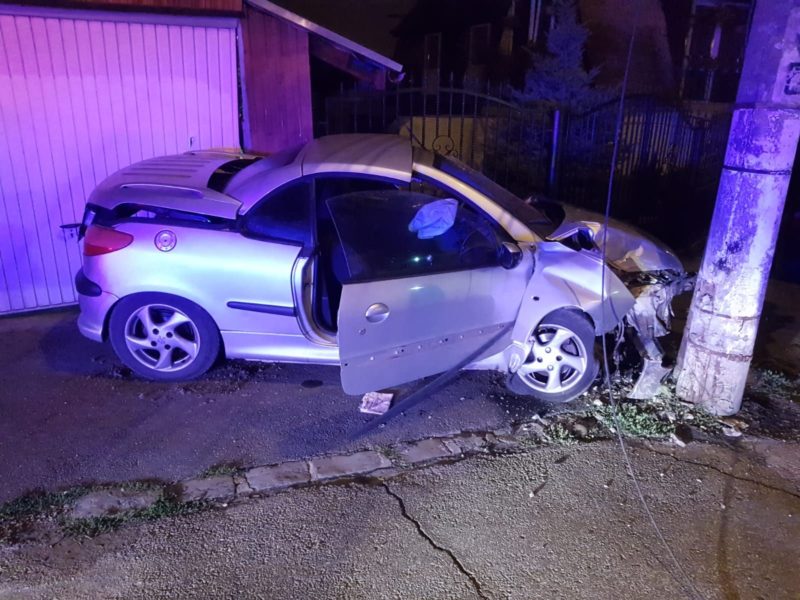 inconștient la volan - medieșean băut și fără permis a intrat cu mașina într-un stâlp