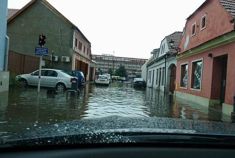 update: mașini blocate de inundații în apropiere de mediaș - oamenii au sunat la 112