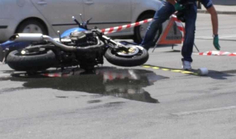 motociclist lovit de un autoturism - o femeie rănită