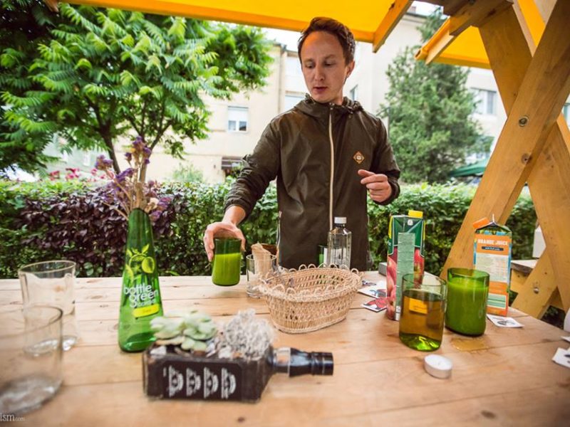 foto - horațiu oltean, medieșeanul care transformă sticla în bijuterii