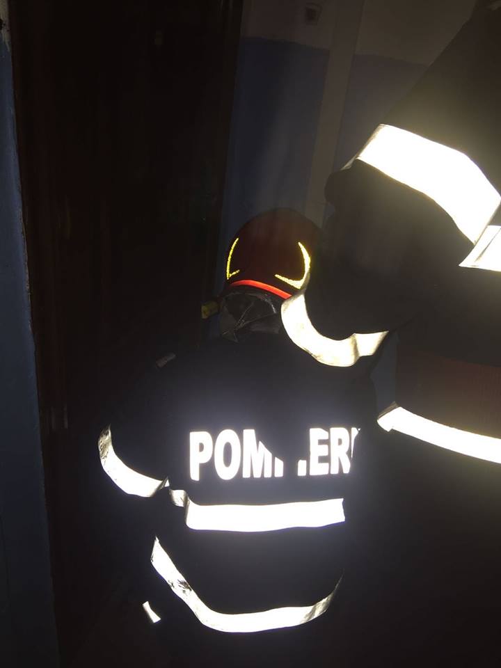 FOTO Salvare in extremis la Medias - Pompierii au spart ușa 2 foto salvare in extremis la medias - pompierii au spart ușa