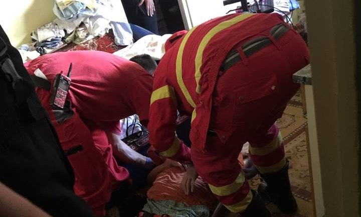 foto salvare in extremis la medias - pompierii au spart ușa