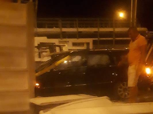 FOTO - Mort de beat la volan. A intrat cu mașina într-un gard la Medias 2 foto - mort de beat la volan. a intrat cu mașina într-un gard la medias